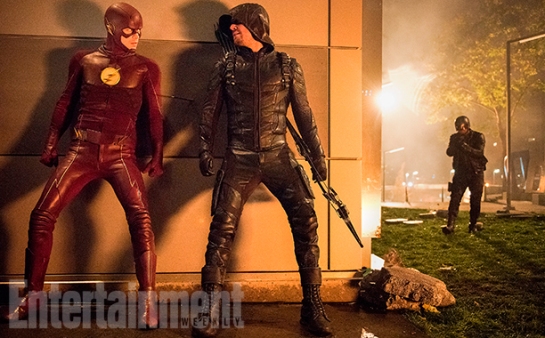 The Flash Season 3, Episode 8 - "Invasion" (L-R) Grant Gustin as The Flash, Stephen Amell as Green Arrow and David Ramsey as John Diggle